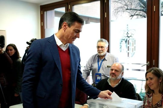 Pedro Sanchez (M), Premierminister von Spanien, gibt seinen Stimmzettel in einem Wahllokal ab.