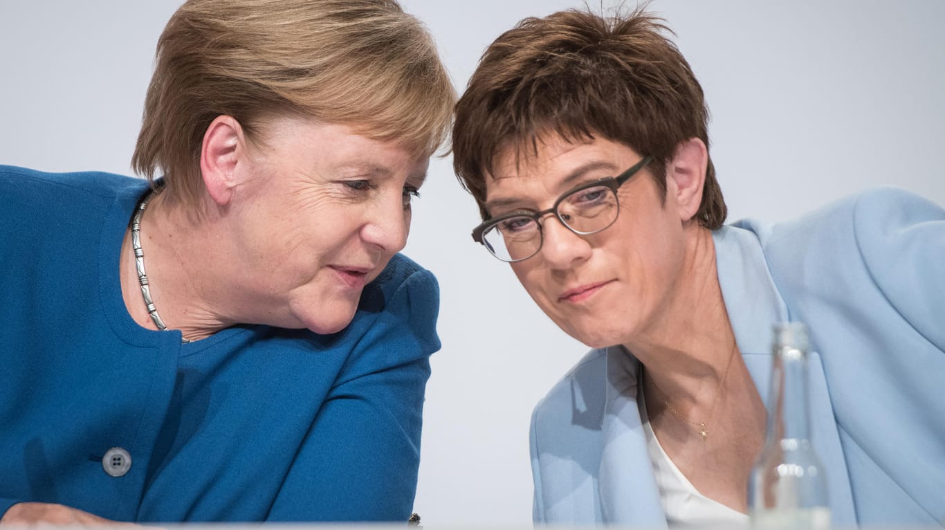 Kanzlerin Angela Merkel und Parteichef Annegret Kramp-Karrenbauer: In zwei Umfragen verliert die Union.