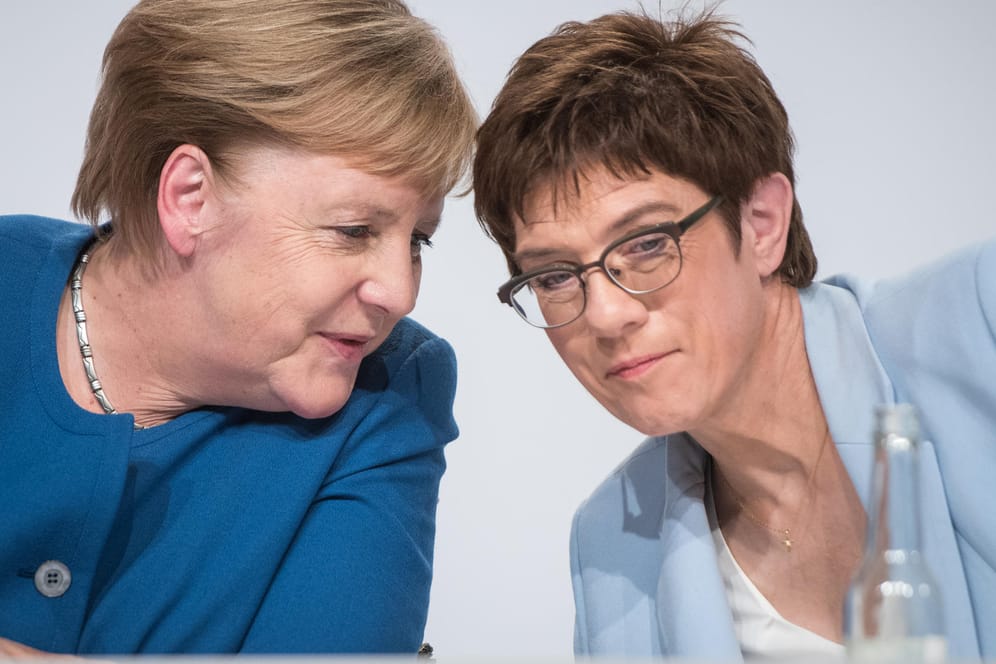 Kanzlerin Angela Merkel und Parteichef Annegret Kramp-Karrenbauer: In zwei Umfragen verliert die Union.