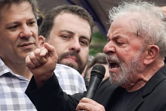 Angriffslustig: Brasiliens Ex-Präsident Luiz Inácio Lula da Silva bei einer Kundgebung am Hauptsitz der Metallarbeiter-Gewerkschaft.