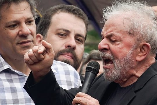 Angriffslustig: Brasiliens Ex-Präsident Luiz Inácio Lula da Silva bei einer Kundgebung am Hauptsitz der Metallarbeiter-Gewerkschaft.
