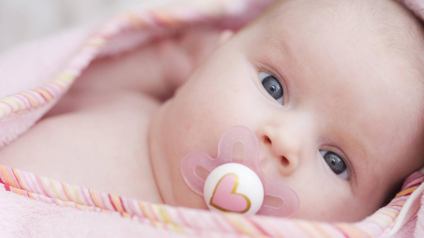 Baby mit Schnuller: Gemessen an der Weltbevölkerung haben weniger als zehn Prozent der Erdbewohner blaue Augen – und Babys immer?