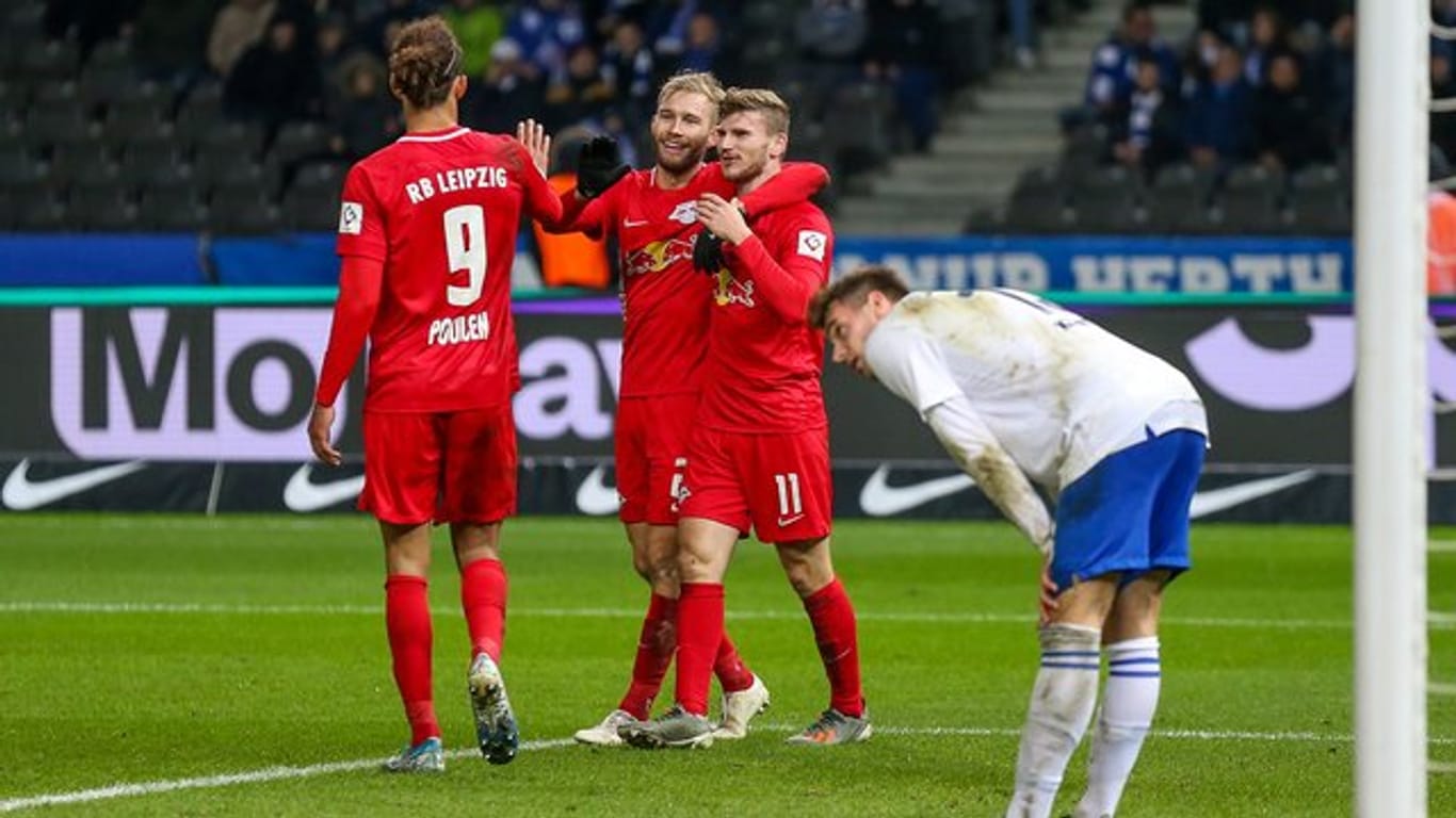 Timo Werner (r) jubelt mit Yussuf Poulsen (l) und Konrad Laimer über den Treffer zum 4:1 gegen Hertha BSC.