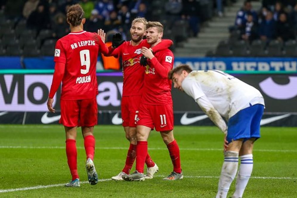 Timo Werner (r) jubelt mit Yussuf Poulsen (l) und Konrad Laimer über den Treffer zum 4:1 gegen Hertha BSC.