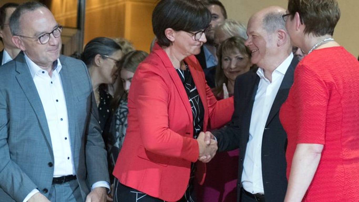 Sie reden vom Kanzleramt: Die SPD-Kandidatenpaare Norbert Walter-Borjans (l) und Saskia Esken (2.