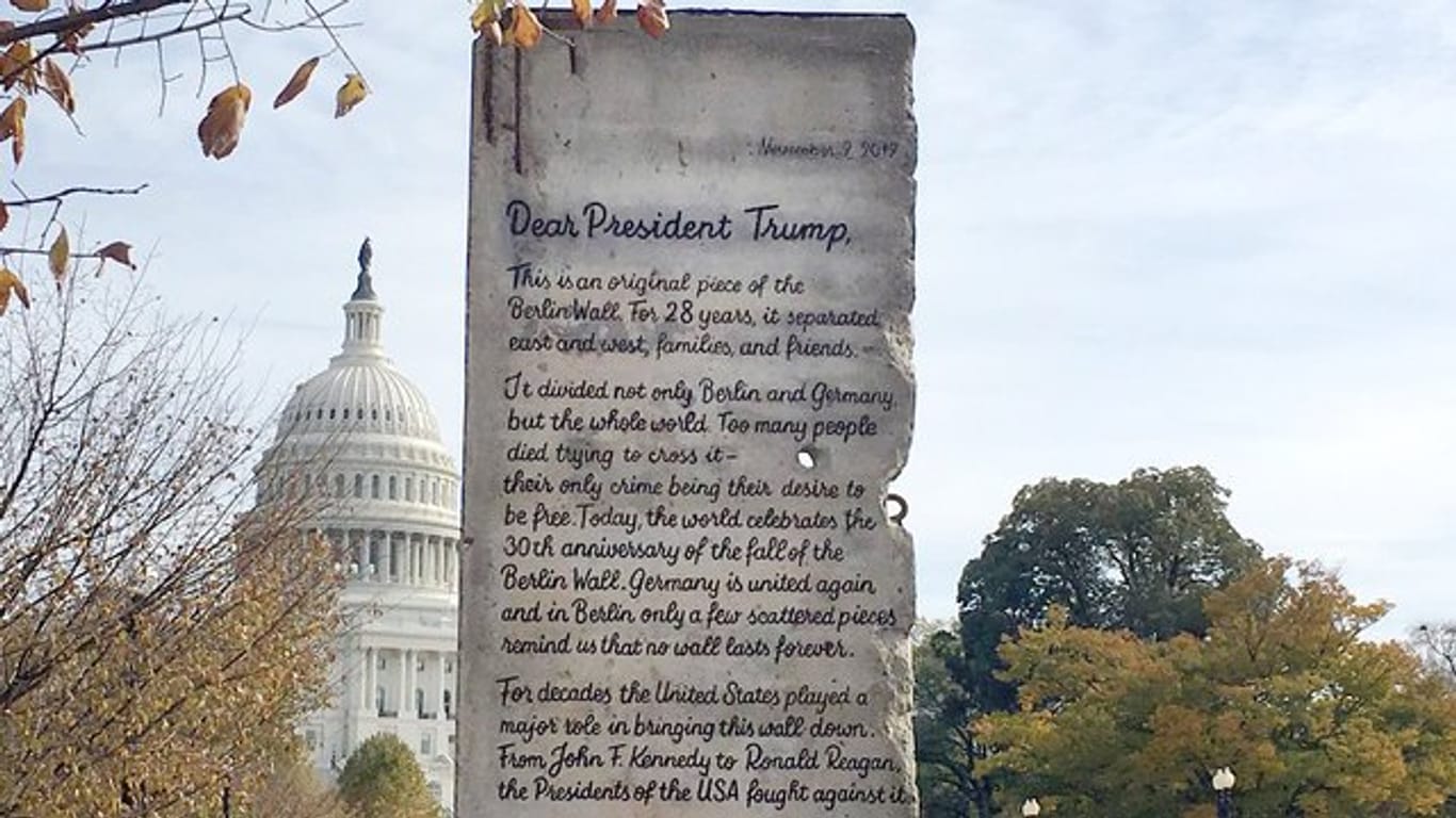 Das Segment der Berliner Mauer mit einer Botschaft an US-Präsident Trump vor dem Kapitol in Washington.