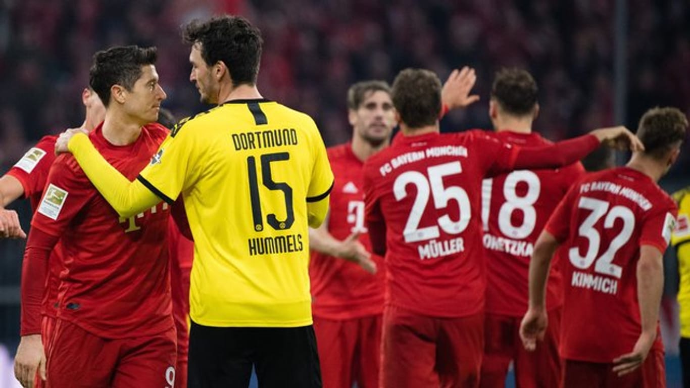 Nach der Niederlage wechselt BVB-Ersatzkapitän Mats Hummels (15) einige Worte mit Bayern-Torjäger Robert Lewandowski (r).