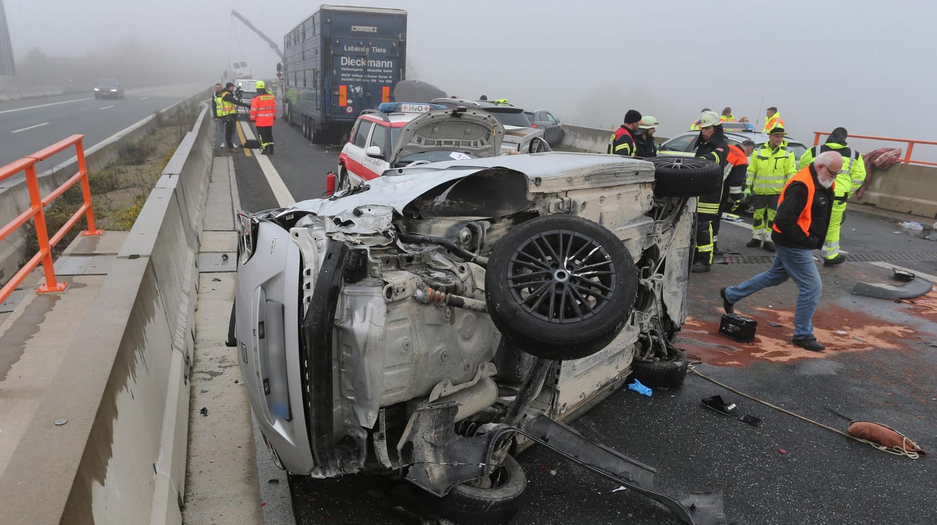 Demolierte Fahrzeuge stehen an der Unfallstelle auf der Autobahn A7.