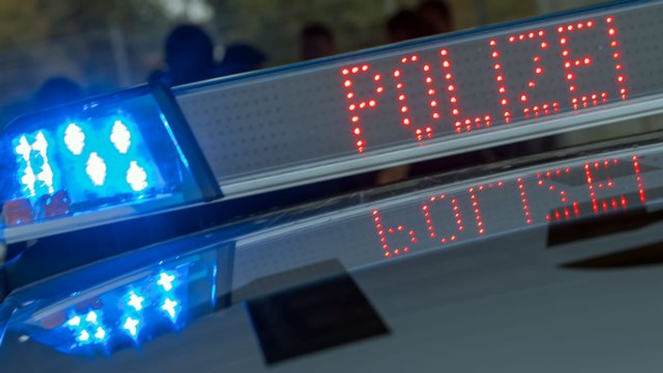 Blaulicht und Schriftzug "Polizei": Eine 14-Jährige hat in Jena eine Spritztour mit dem Auto ihrer Eltern unternommen.
