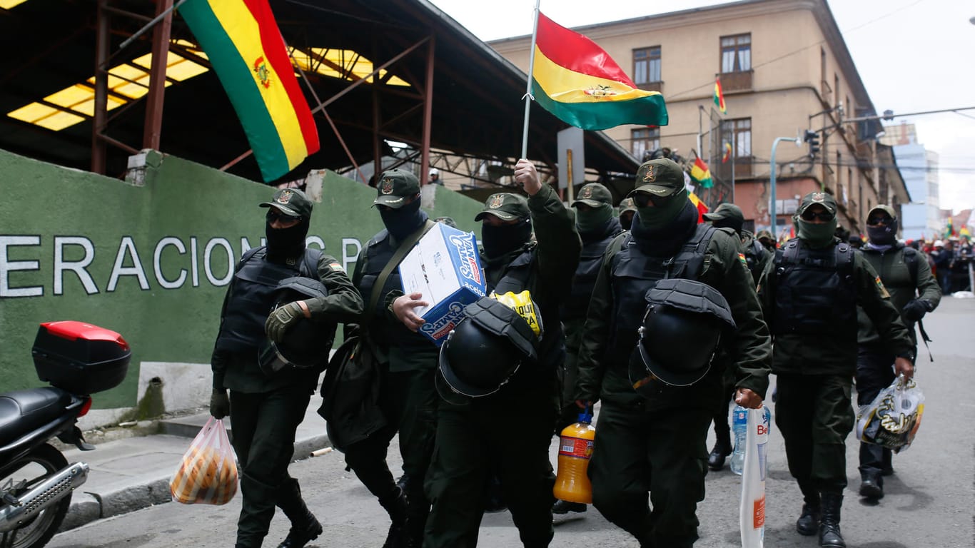 Polizisten demonstrieren in der bolivianischen Hauptstadt La Paz: Sie fordern eine Gehaltserhöhung und die Annullierung der Wahlen.