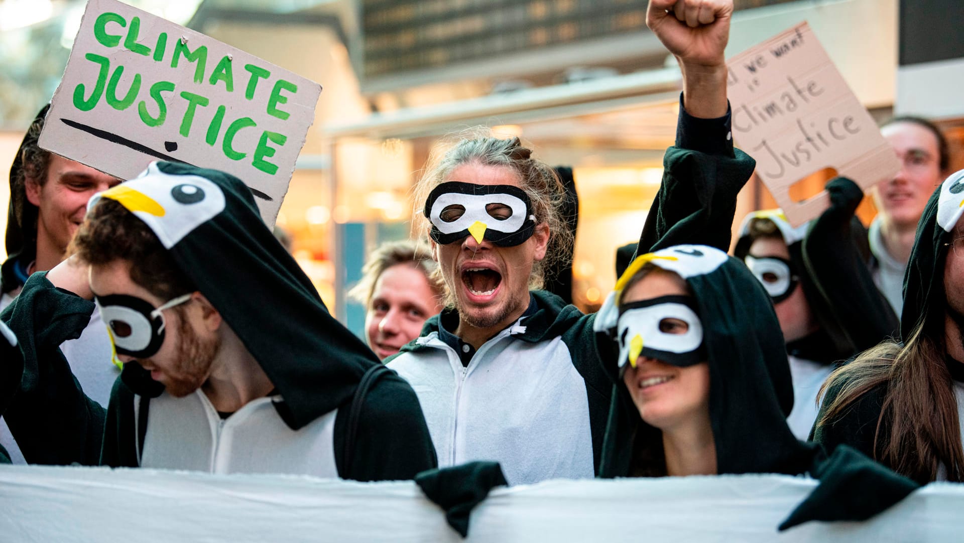 "Am Boden bleiben": Demonstranten in der Haupthalle des Flughafen Tegel.