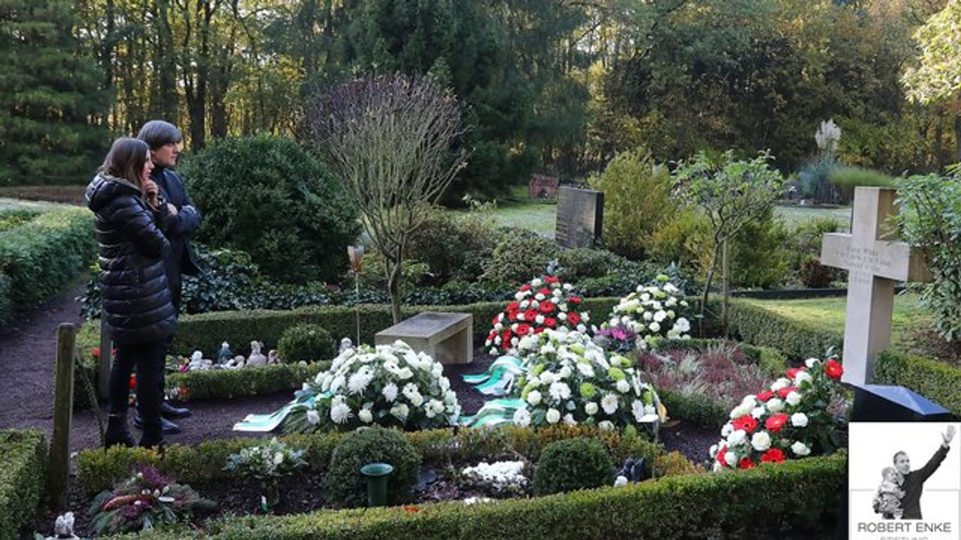 Joachim Löw besuchte gemeinsam mit Teresa Enke das Grab des früheren Nationaltorwarts.