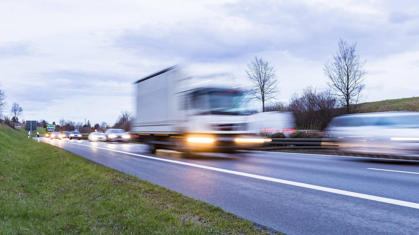 Ein Lkw auf der Autobahn (Symbolbild): An einem Sattelzug entstand nach der Kollision mit einem großen Stein ein Schaden von rund 15.000 Euro.