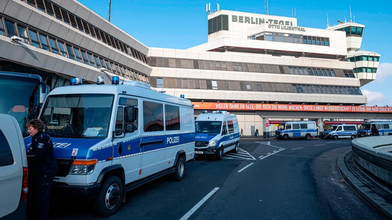 Einsatzfahrzeuge vor dem Flughafen Tegel: Unter Auflagen gestattete die Polizei eine Kundgebung im Terminal.