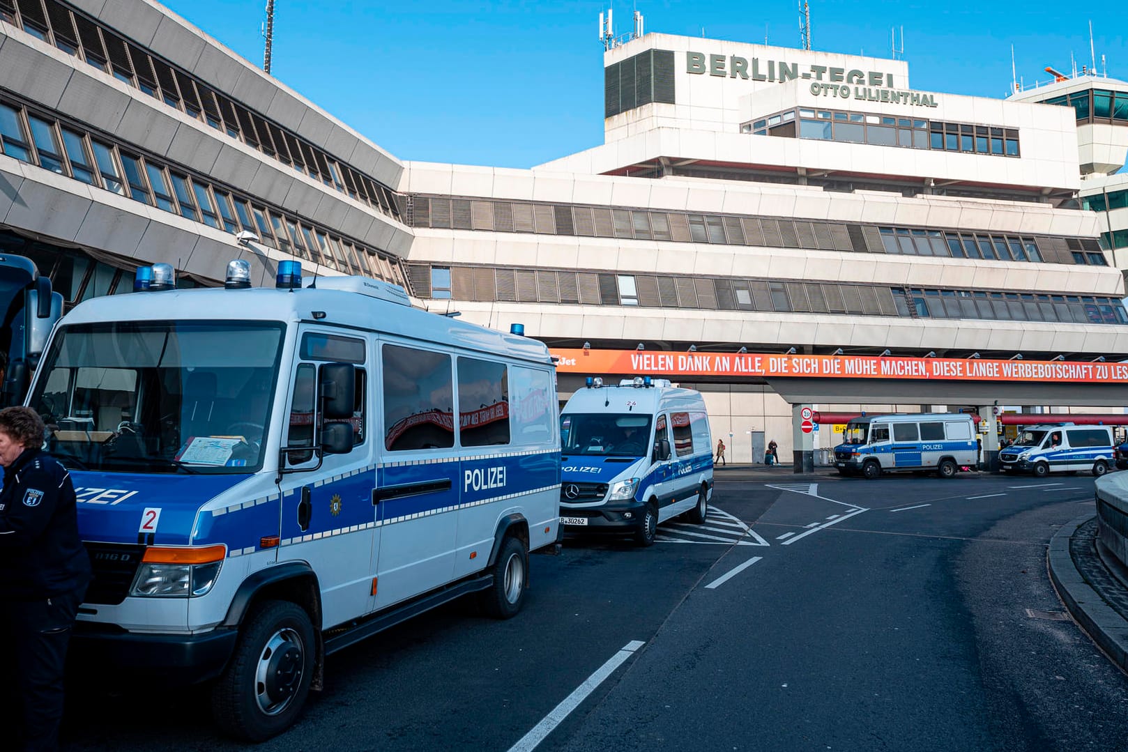 Einsatzfahrzeuge vor dem Flughafen Tegel: Unter Auflagen gestattete die Polizei eine Kundgebung im Terminal.