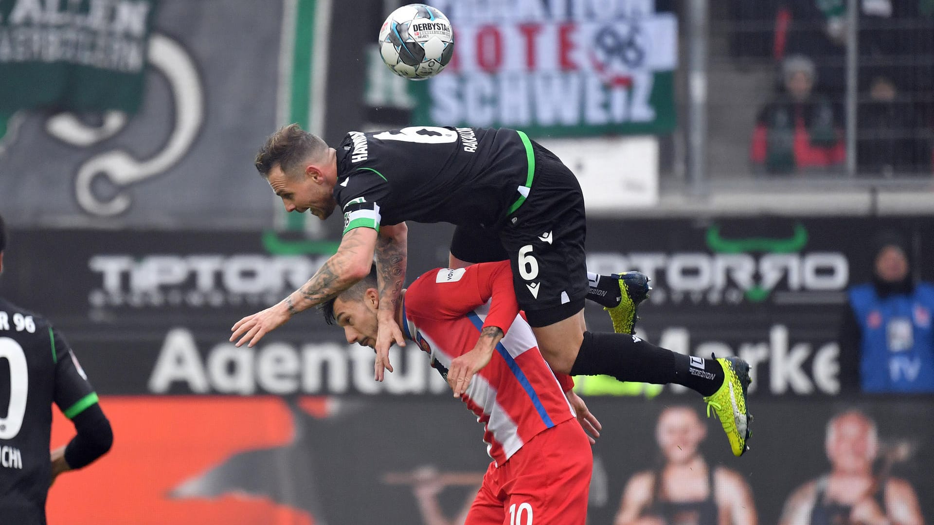 Kamen in Heidenheim unter die Räder: die Profis von Hannover 96.