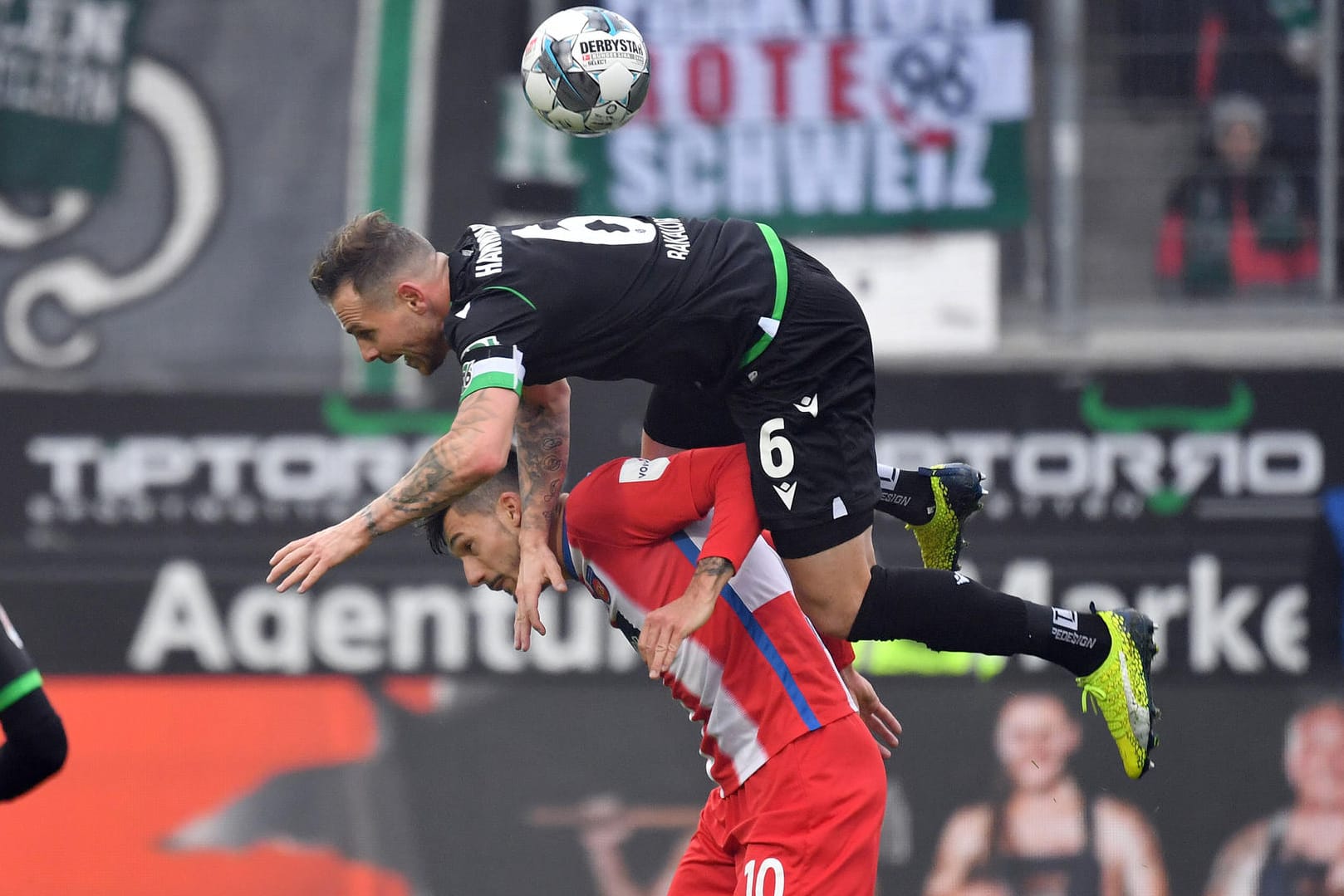 Kamen in Heidenheim unter die Räder: die Profis von Hannover 96.