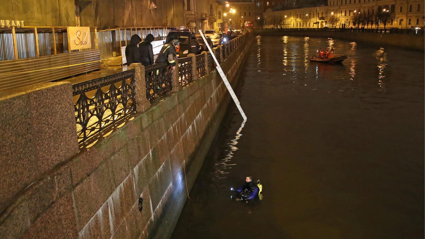 Ein Taucher im Fluss Moika in St. Petersburg: Die Polizei suchte an der Stelle nach weiteren Leichenteilen.