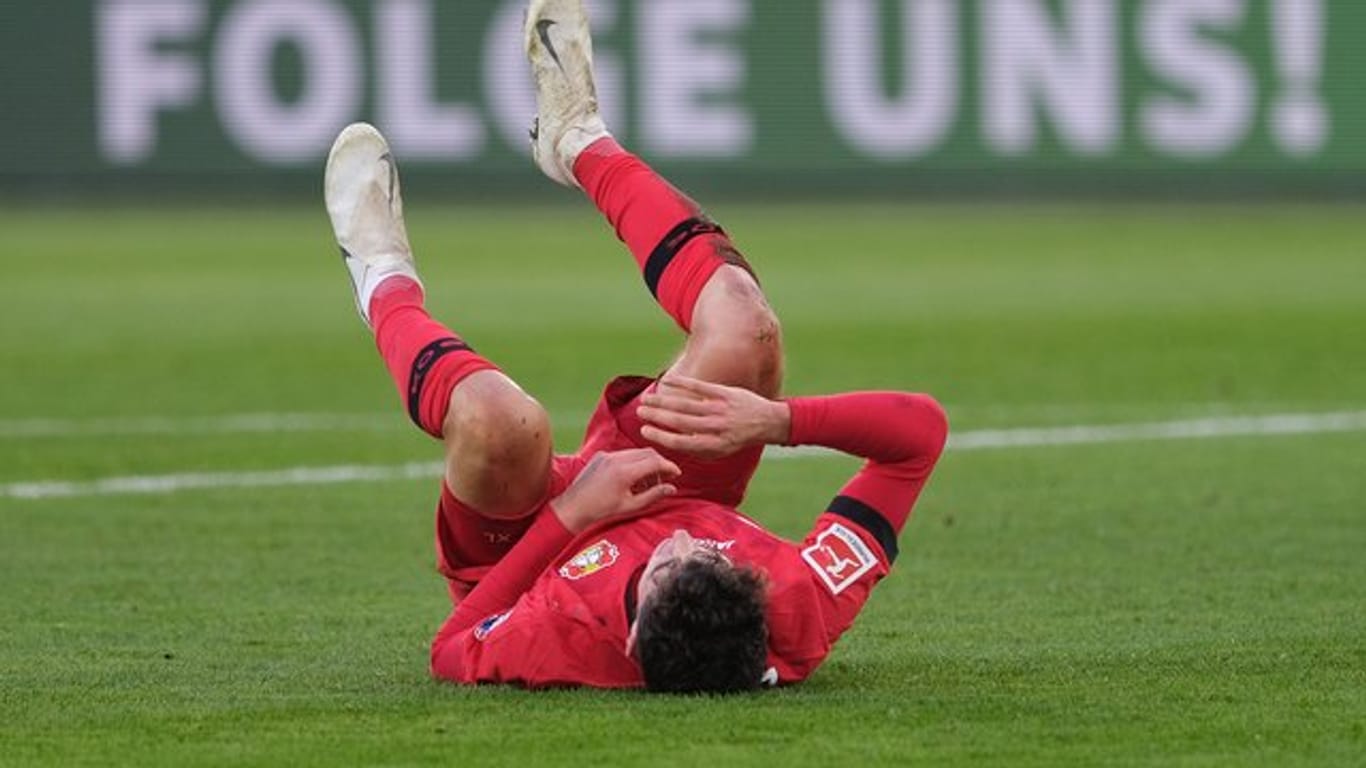 Leverkusens Havertz liegt am Boden und musste kurz vor der Halbzeit wegen einer Verletzung ausgewechselt werden.