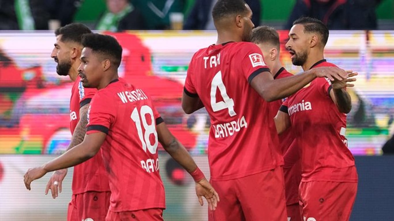 Leverkusens Torschütze Bellarabi (r) bejubelt sein Tor zum 1:0 gegen den VfL Wolfsburg mit seinen Mannschaftskameraden.