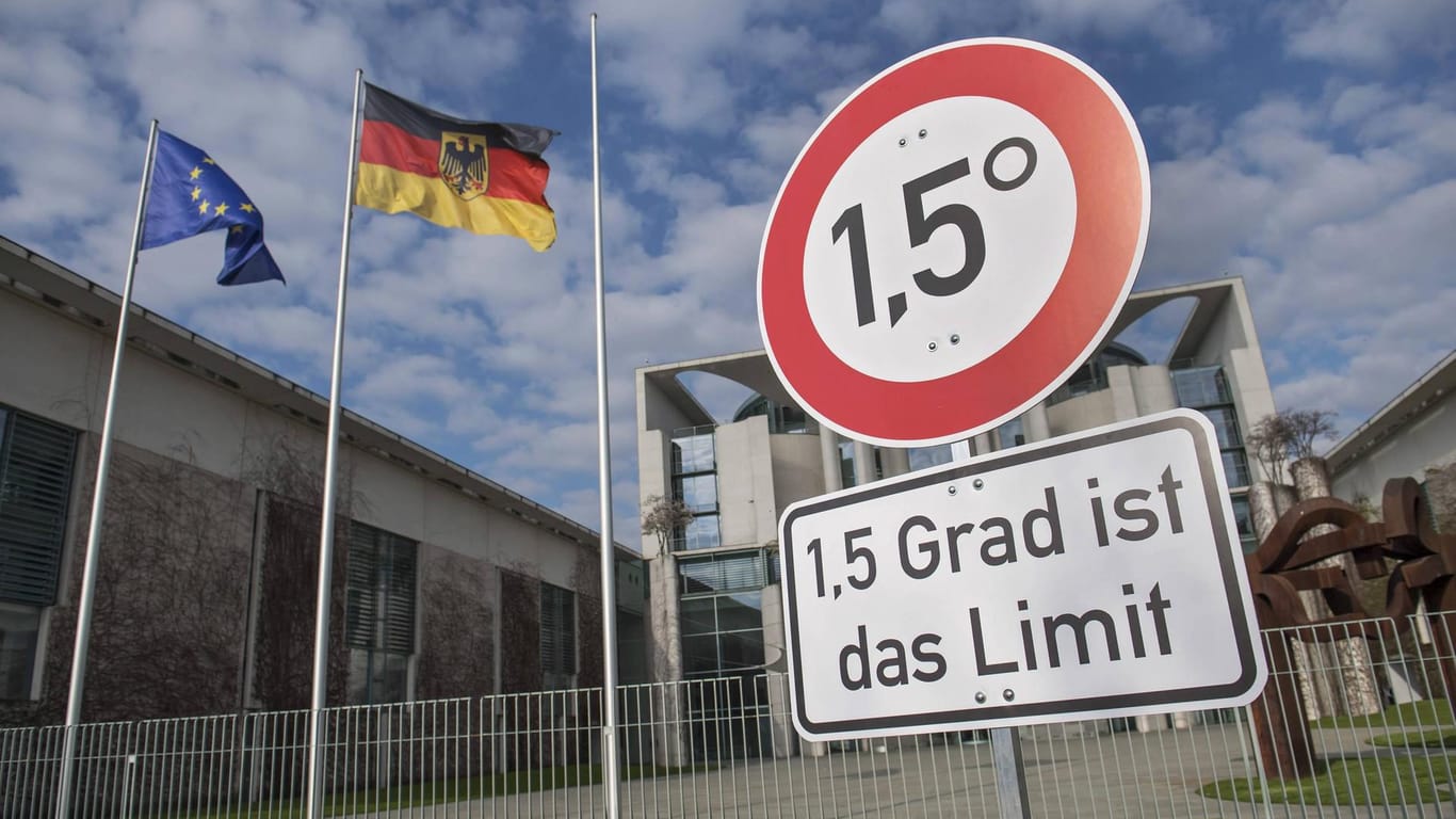 Ein Protestschild vor dem Kanzleramt in Berlin: "Deutschland wird ohne massive Nachbesserung seine Klimaziele deutlich verfehlen."