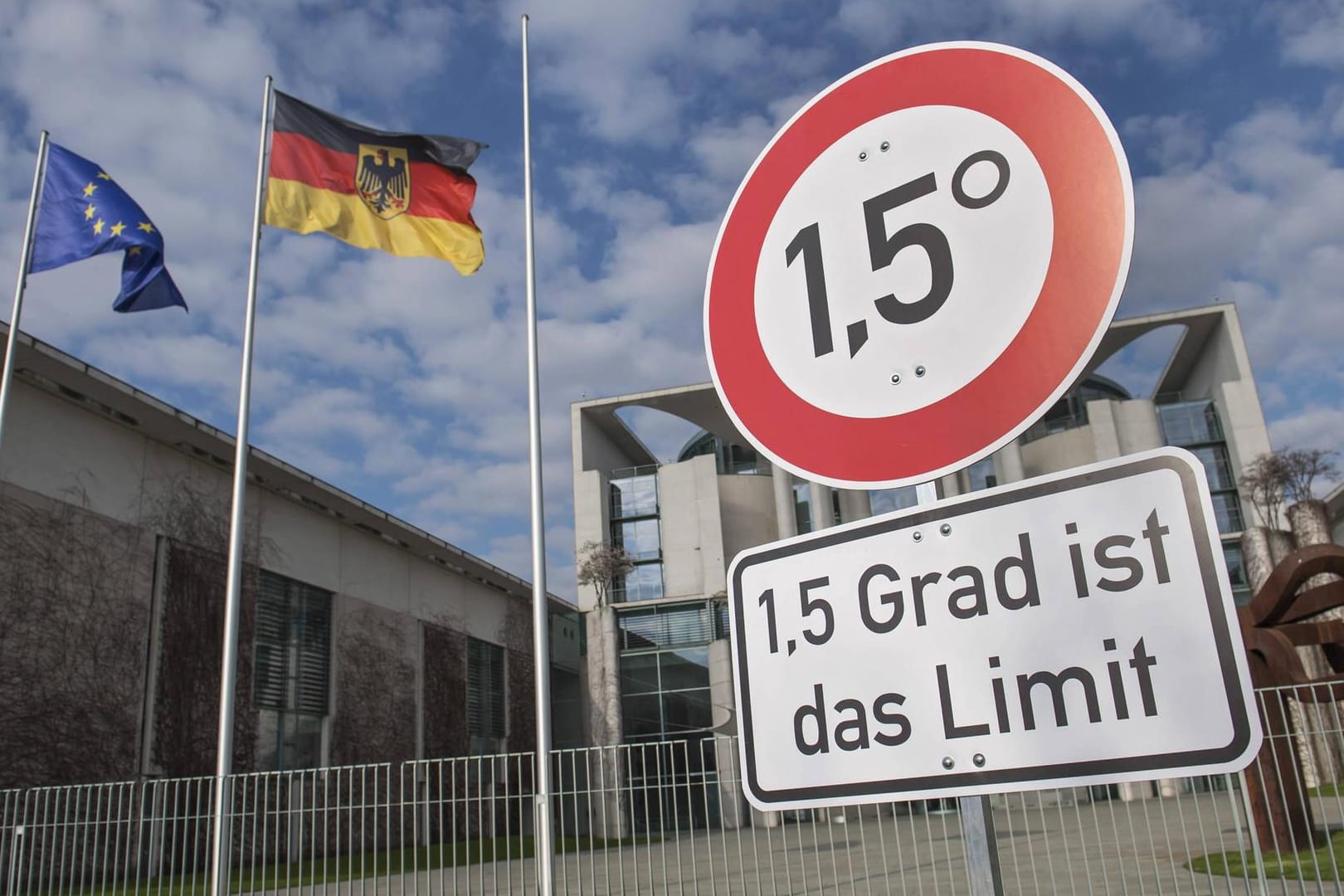 Ein Protestschild vor dem Kanzleramt in Berlin: "Deutschland wird ohne massive Nachbesserung seine Klimaziele deutlich verfehlen."