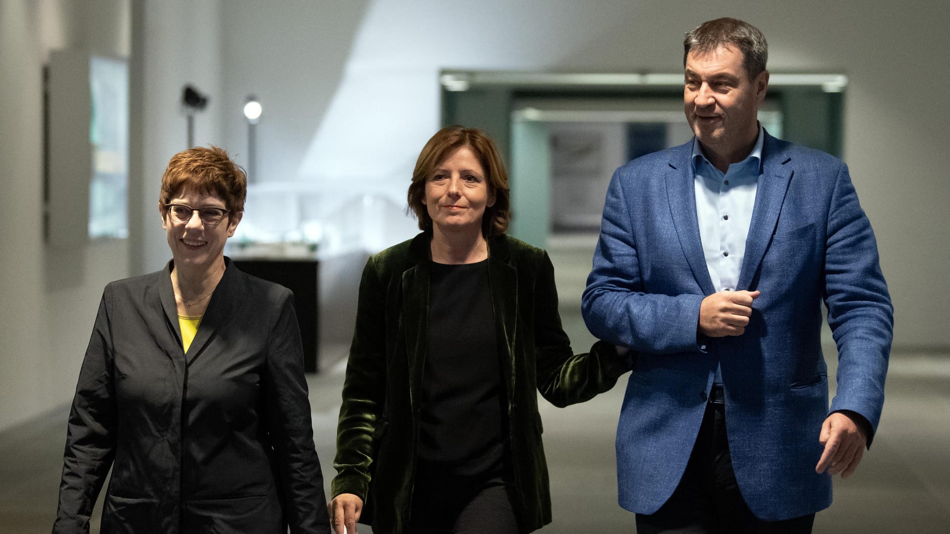 Kramp-Karrenbauer, Dreyer, Söder (v.l.): "Wir haben nach langen Verhandlungen einen dicken Konten durchschlagen."