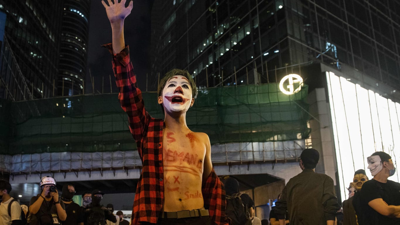 Ein junger Mann in Honkong hat sich zu Halloween als Joker verkleidet: Auch hier steht der Antiheld für den Kampf gegen eine verdorbene Gesellschaft.