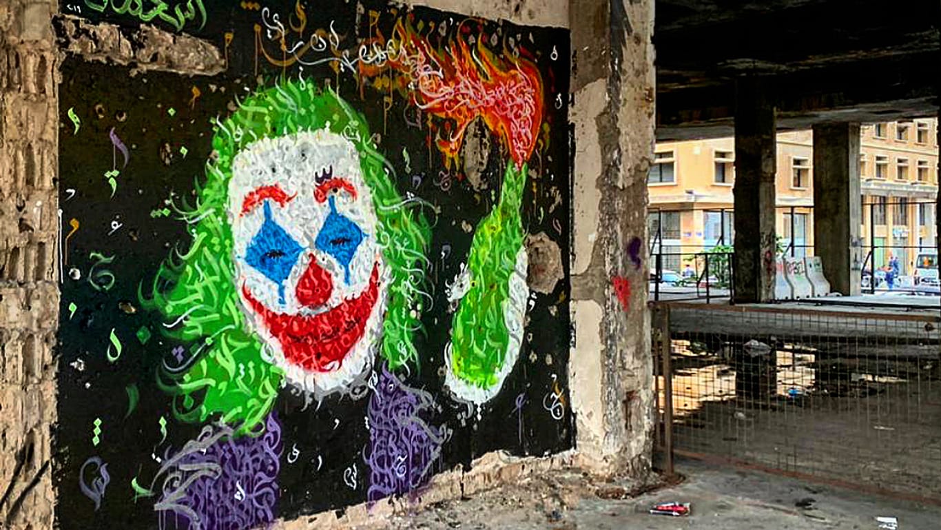 Das Wandbild stammt des libanesischen Street-Art-Duo Ashekman in Beirut: "Wir alle sind der Joker."