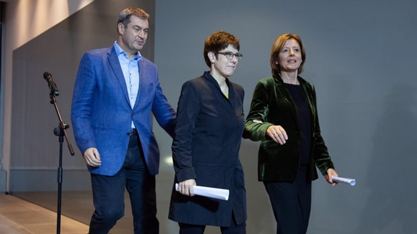 Annegret Kramp-Karrenbauer (M), CDU-Vorsitzende, Malu Dreyer (r), kommissarische SPD-Vorsitzende, und Markus Söder, CSU-Vorsitzender, gehen nach den Statements zum Koalitionsausschuss.