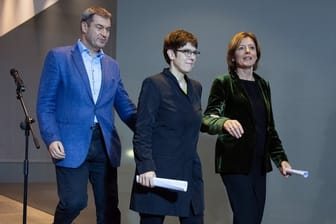 Annegret Kramp-Karrenbauer (M), CDU-Vorsitzende, Malu Dreyer (r), kommissarische SPD-Vorsitzende, und Markus Söder, CSU-Vorsitzender, gehen nach den Statements zum Koalitionsausschuss.