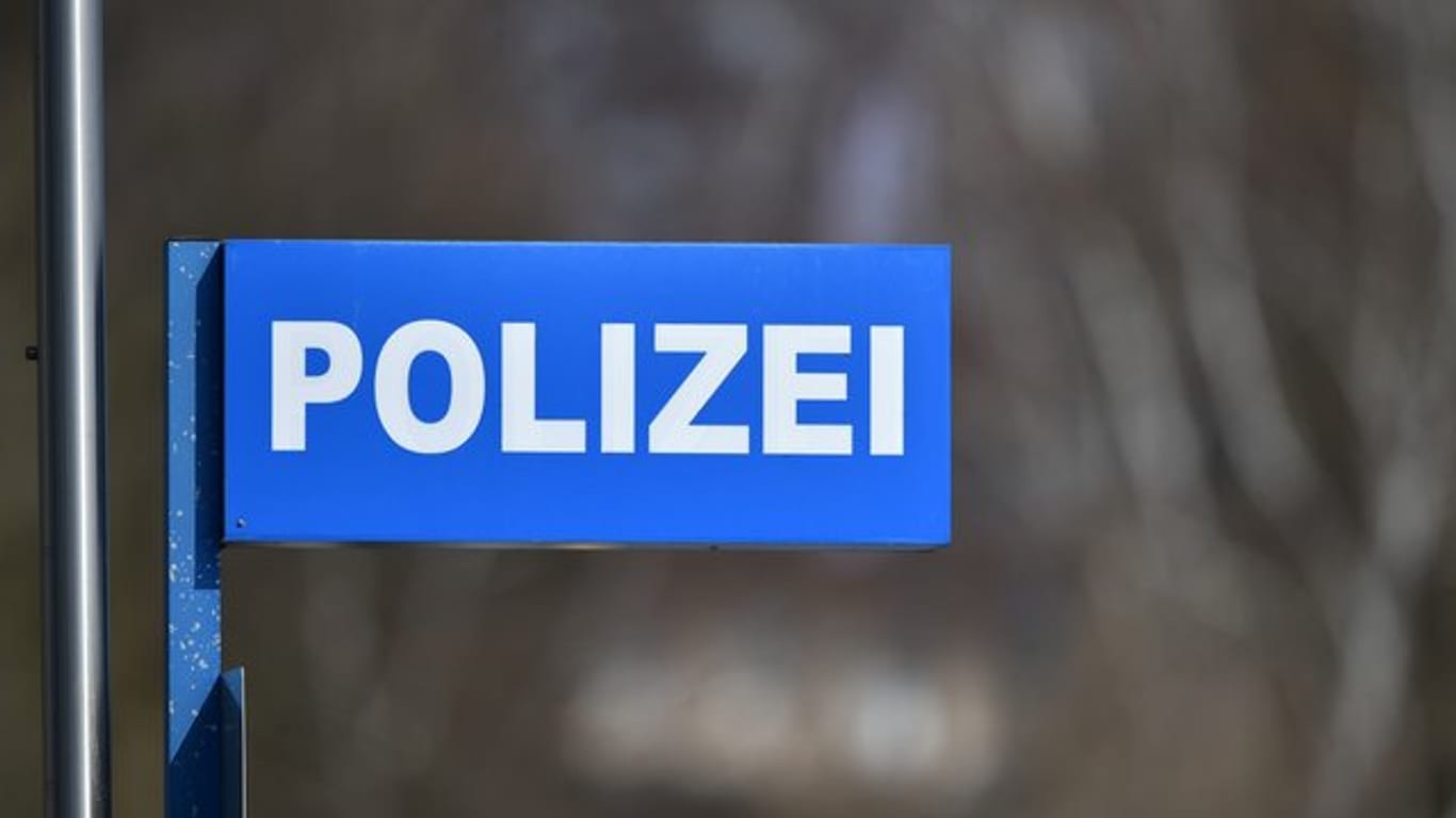 Ein Schild mit der Aufschrift "Polizei": In Thüringen wurden zwei Männer verhaftet.