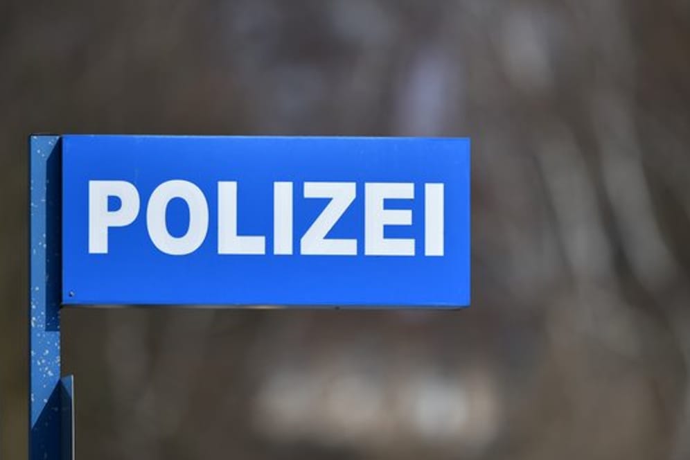 Ein Schild mit der Aufschrift "Polizei": In Thüringen wurden zwei Männer verhaftet.