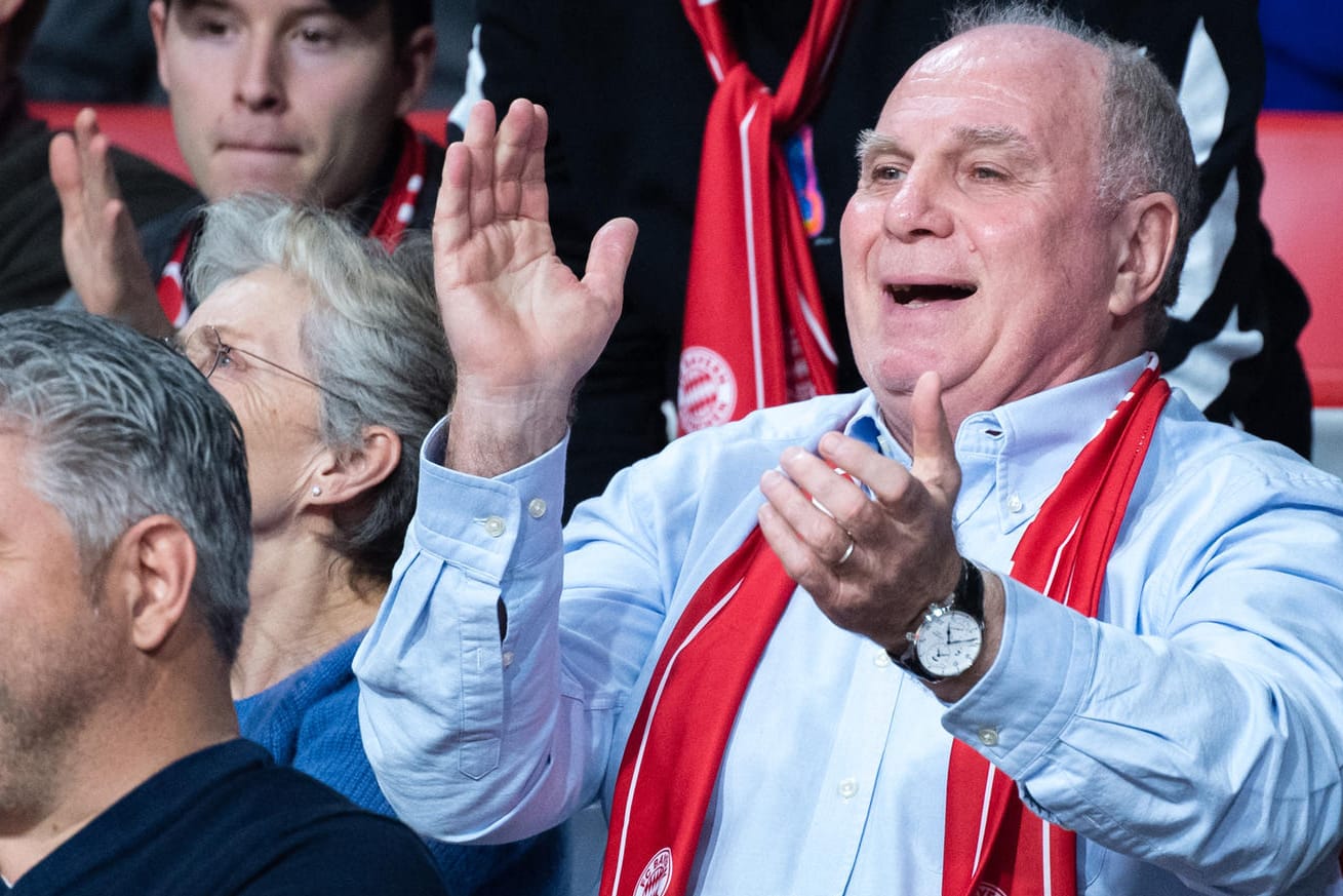 Uli Hoeneß, Vereinspräsident vom FC Bayern, beim Basketball-Match zwischen Bayern München und Alba Berlin im Audi Dome.