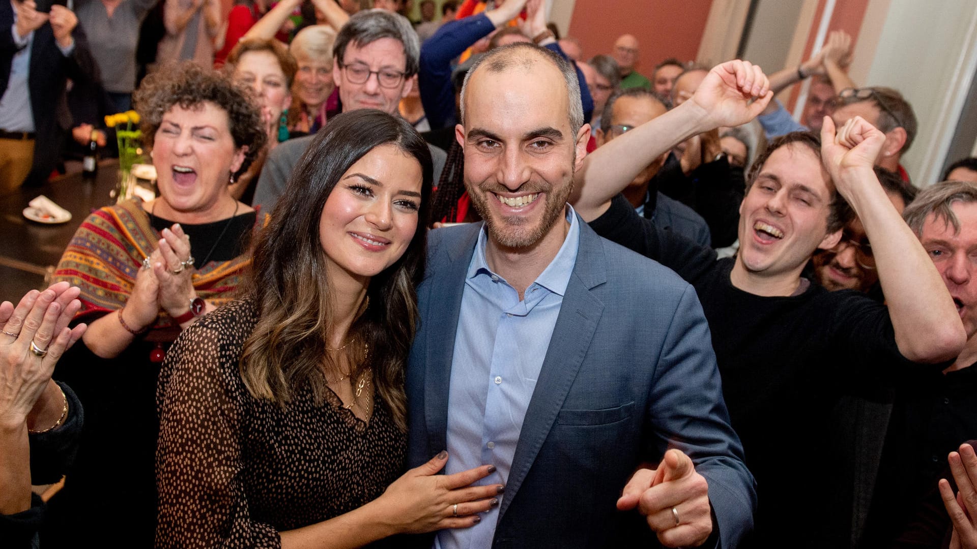 Belit Onay (Grüne) mit seiner Frau Derya: Sieg in der Stichwahl um das Bürgermeisteramt in Hannover.