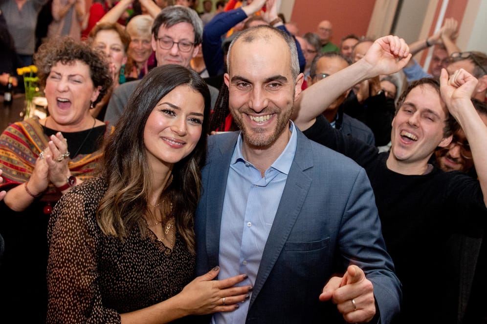 Belit Onay (Grüne) mit seiner Frau Derya: Sieg in der Stichwahl um das Bürgermeisteramt in Hannover.