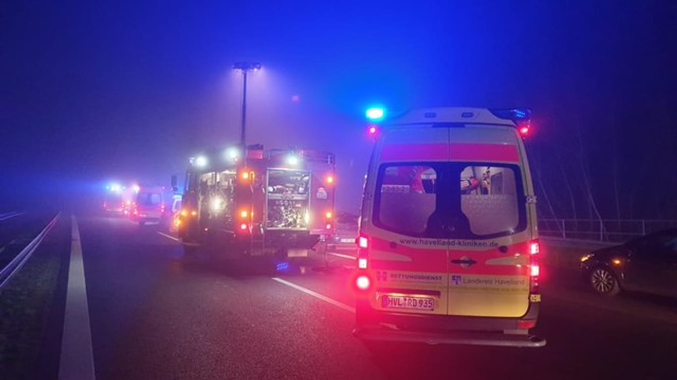 Rettungsfahrzeuge im Nebel auf der B5: Ein Familienvater wurde von einem Auto überrollt.