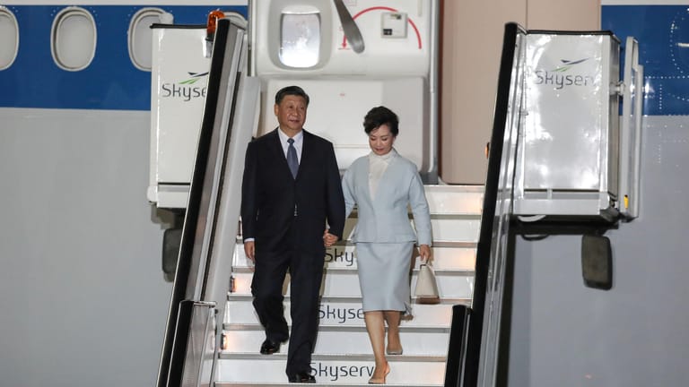 Xi Jinping und seine Gattin landen in Athen.