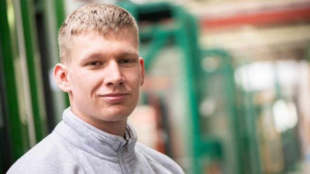 Dominik Julian Jost ist Auszubildender in der Glaserei Plickert in Berlin.