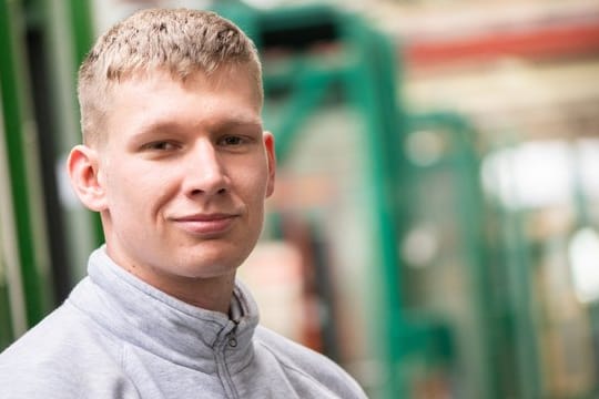 Dominik Julian Jost ist Auszubildender in der Glaserei Plickert in Berlin.