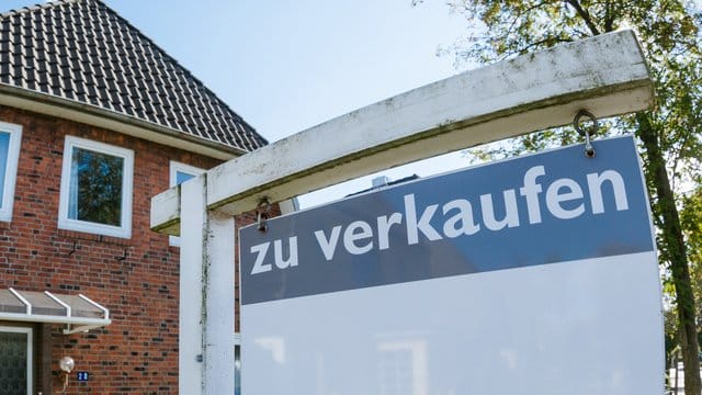 Haus mit "zu verkaufen"-Schild: Wer sein Haus verkaufen will, sollte wissen, wie viel die Immobilie wert ist. (Symbolbild)