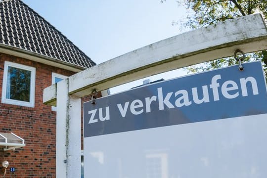 Haus mit "zu verkaufen"-Schild: Wer sein Haus verkaufen will, sollte wissen, wie viel die Immobilie wert ist. (Symbolbild)