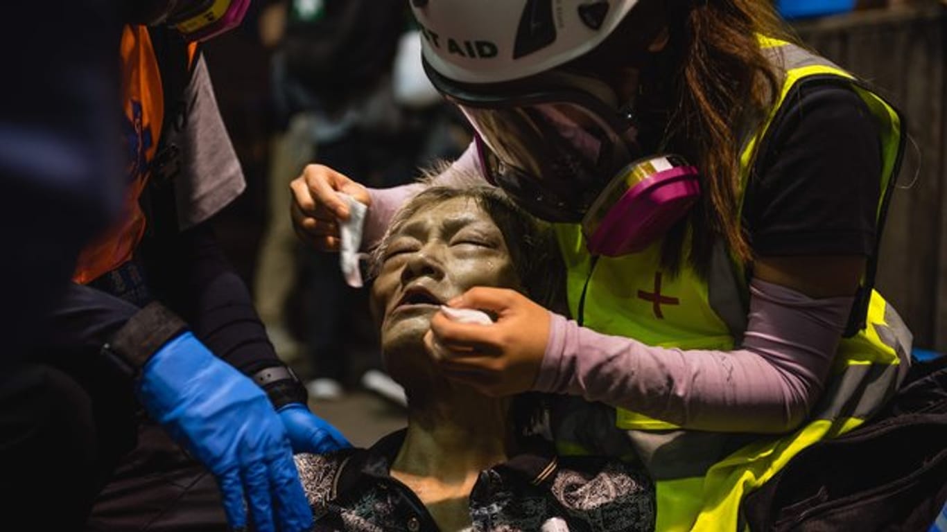 Ein Obdachloser wird von medizinischen Helfern behandelt, nachdem er während einer Demonstrationen von Tränengas getroffen wurde.