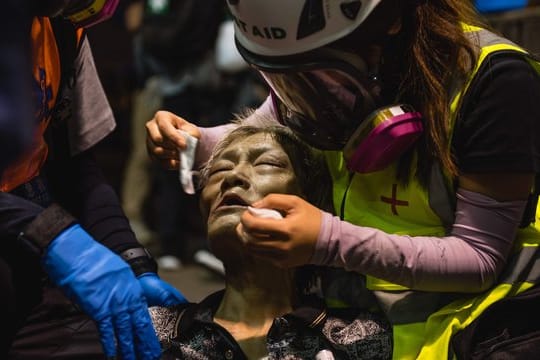 Ein Obdachloser wird von medizinischen Helfern behandelt, nachdem er während einer Demonstrationen von Tränengas getroffen wurde.