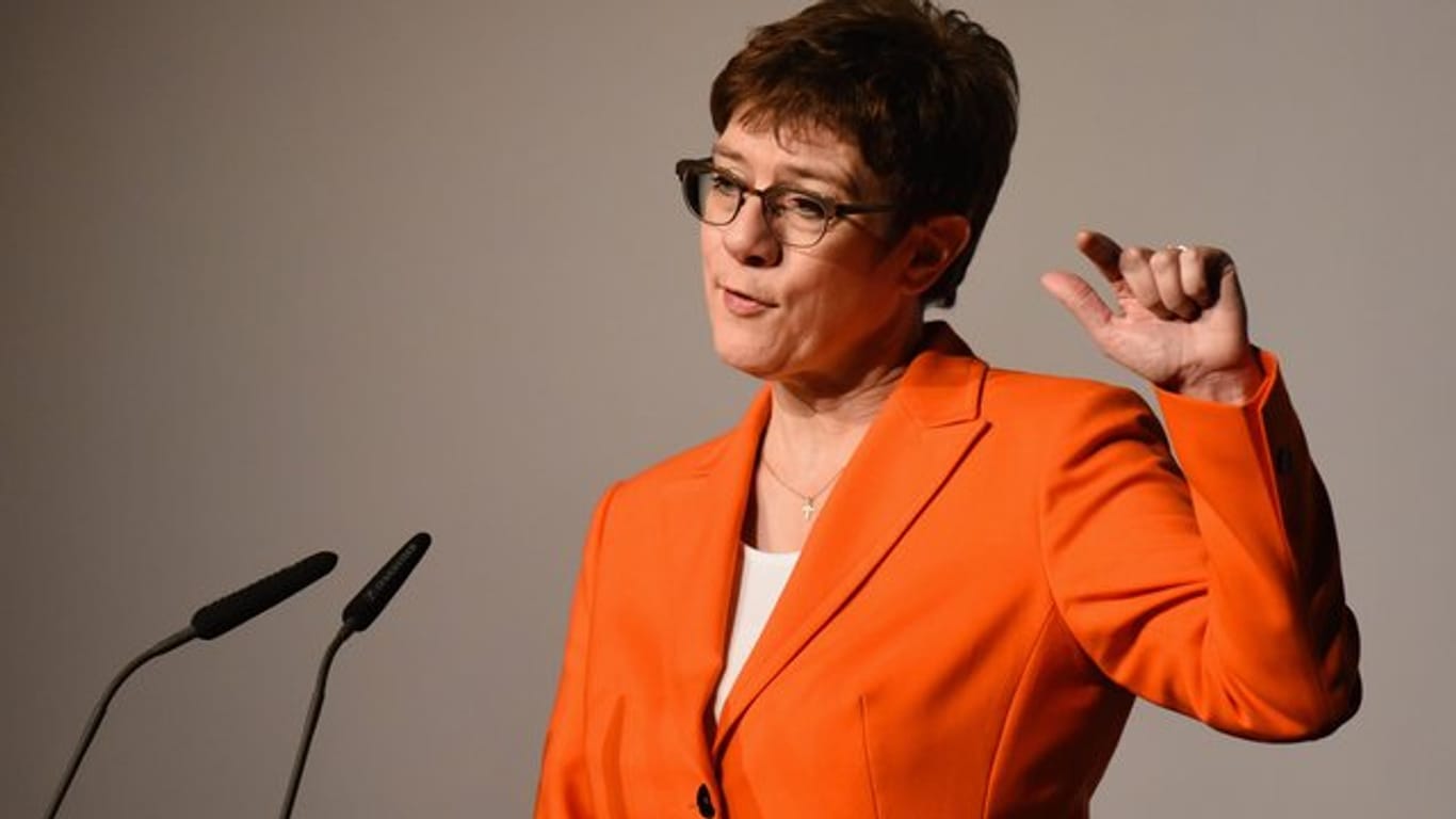 Die CDU-Vorsitzende und Bundesverteidigungsministerin Annegret Kramp-Karrenbauer fordert ihre innerparteilichen Gegner zu einer offenen Auseinandersetzung auf.