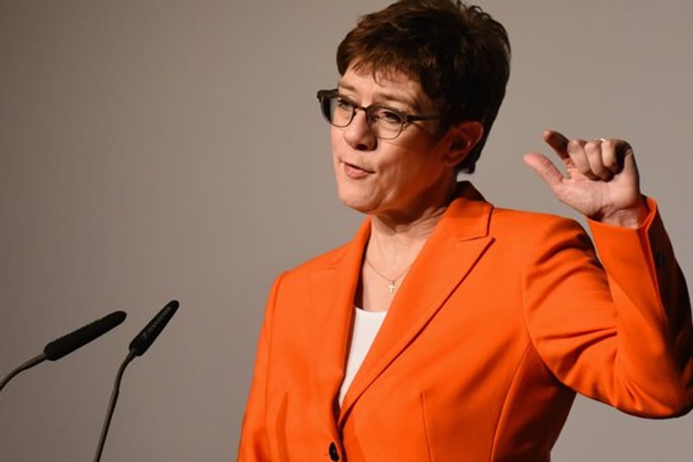 Die CDU-Vorsitzende und Bundesverteidigungsministerin Annegret Kramp-Karrenbauer fordert ihre innerparteilichen Gegner zu einer offenen Auseinandersetzung auf.