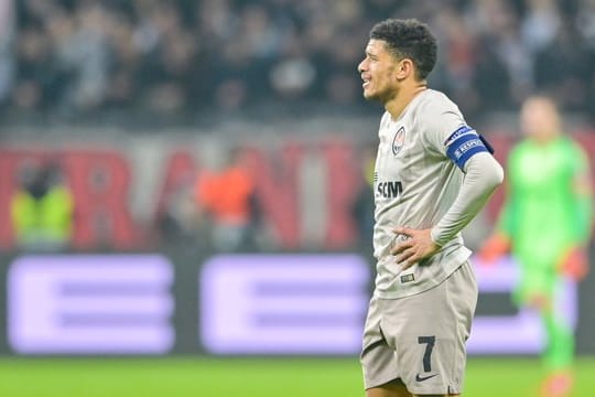 Weil er auf rassistische Beleidigungen reagierte, sah der Brasilianer Taison die Rote Karte.
