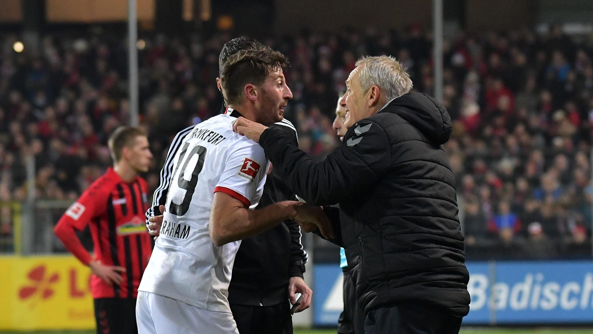 Vertrugen sich nach dem Spiel wieder: Eintracht-Verteidiger Abraham (l.) und Freiburg-Trainer Christian Streich (r.).