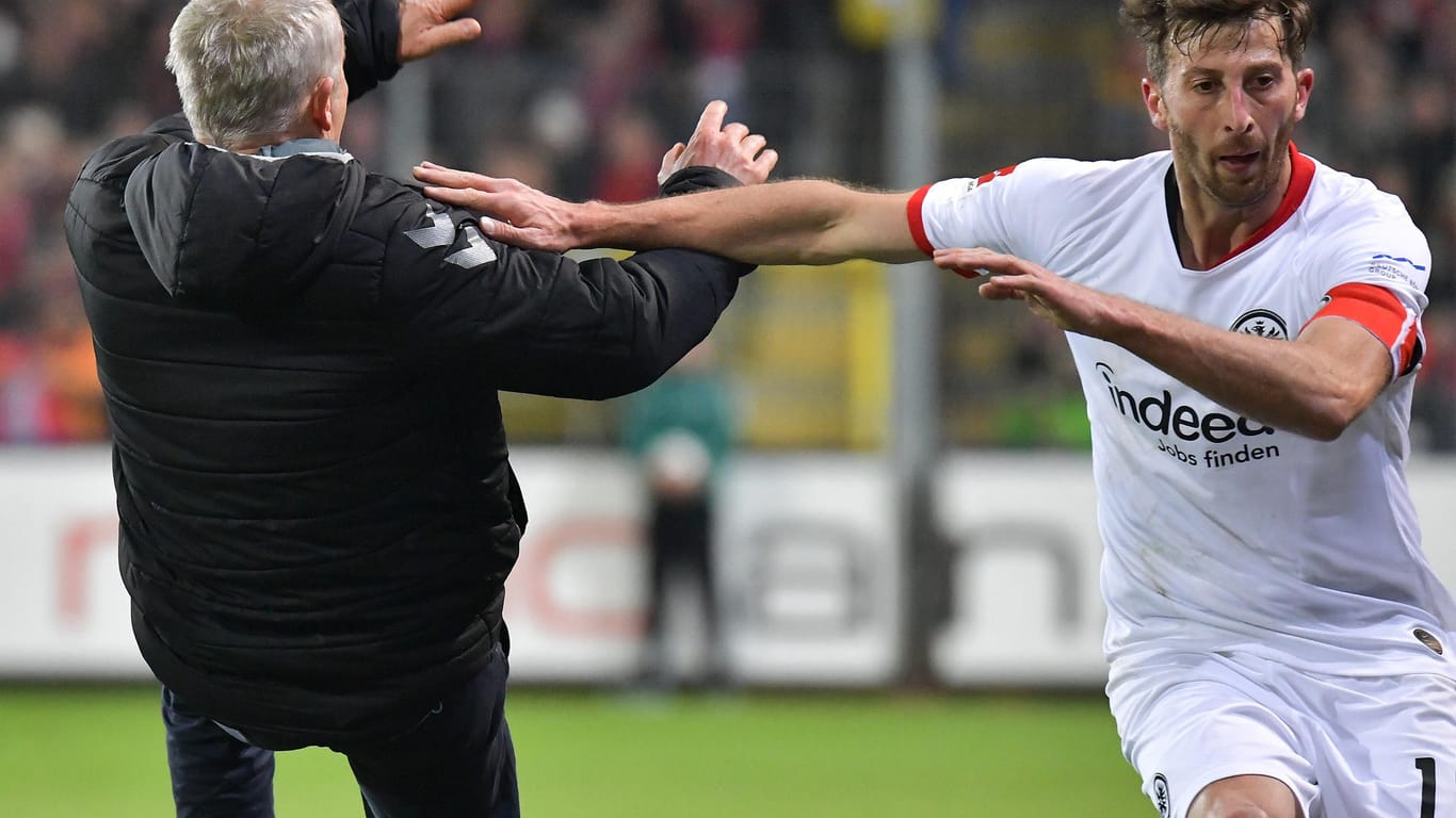 Christian Streich wird von David Abraham umgerannt: Der Trainer des SC Freiburg stürzte daraufhin.