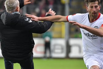 Christian Streich wird von David Abraham umgerannt: Der Trainer des SC Freiburg stürzte daraufhin.